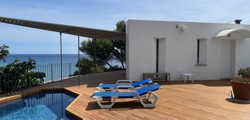 Superb villa on the sea front in Begur