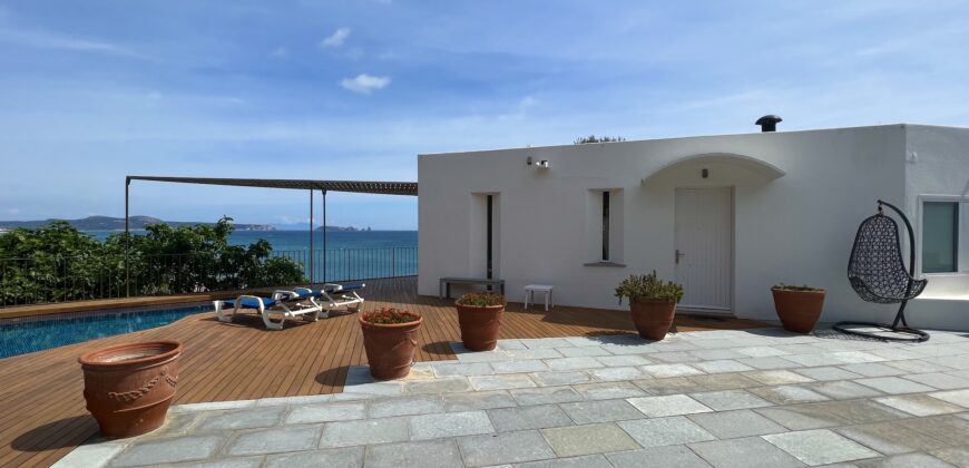 Superb villa on the sea front in Begur