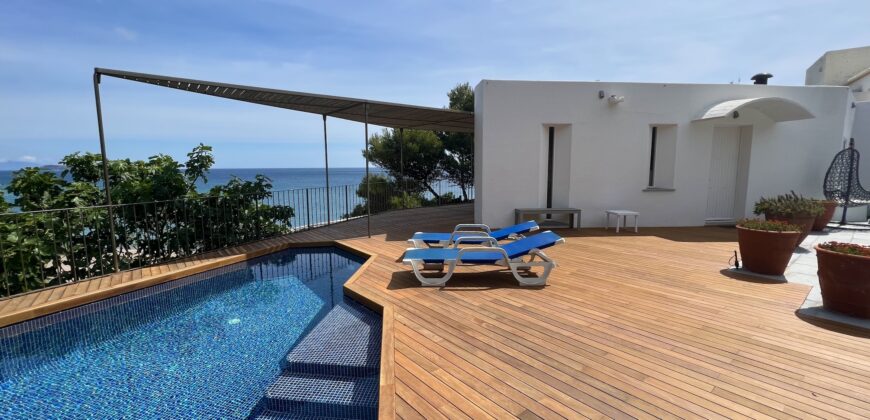 Superb villa on the sea front in Begur
