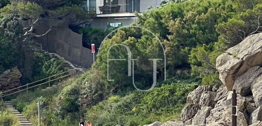 Superb villa on the sea front in Begur