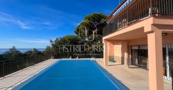 Grande maison avec piscine, vue sur la mer et plus de 2.200 m2 de terrain
