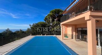 Grande maison avec piscine, vue sur la mer et plus de 2.200 m2 de terrain