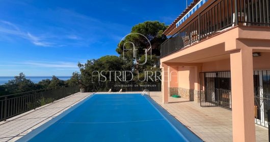 Grande maison avec piscine, vue sur la mer et plus de 2.200 m2 de terrain