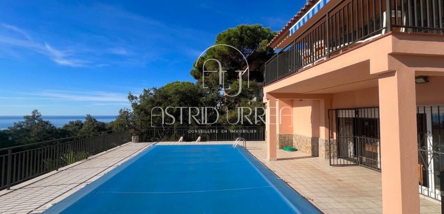 Grande maison avec piscine, vue sur la mer et plus de 2.200 m2 de terrain