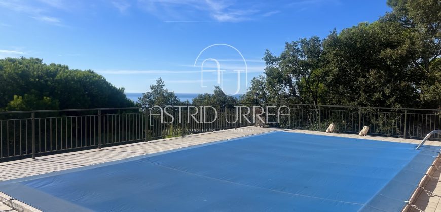 Grande maison avec piscine, vue sur la mer et plus de 2.200 m2 de terrain