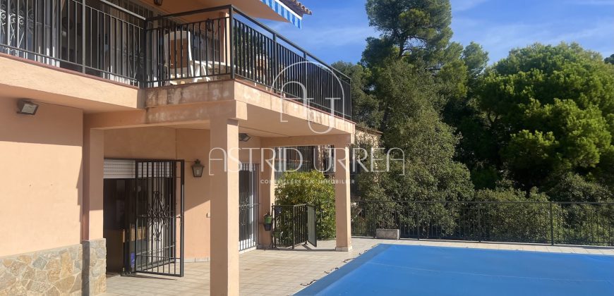 Grande maison avec piscine, vue sur la mer et plus de 2.200 m2 de terrain