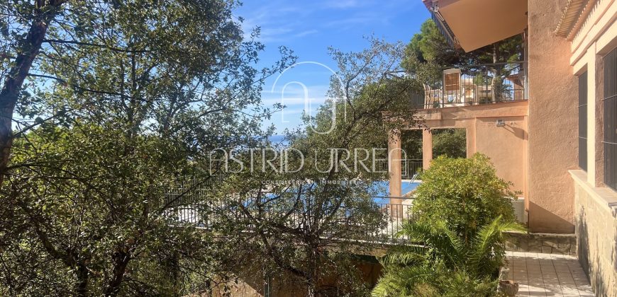 Grande maison avec piscine, vue sur la mer et plus de 2.200 m2 de terrain