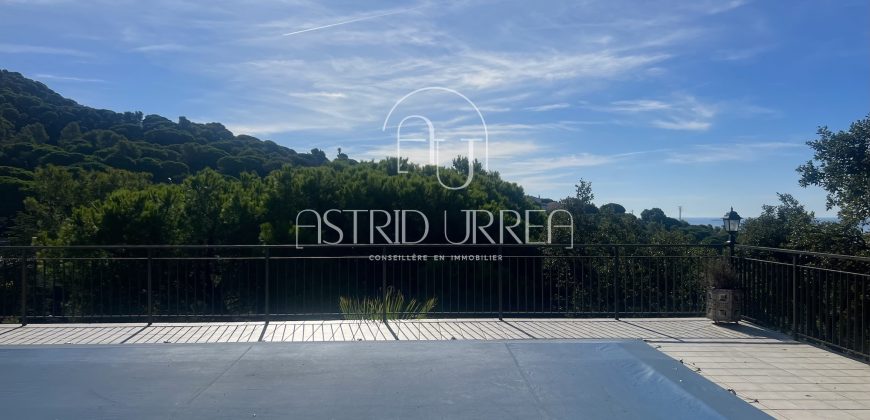 Grande maison avec piscine, vue sur la mer et plus de 2.200 m2 de terrain
