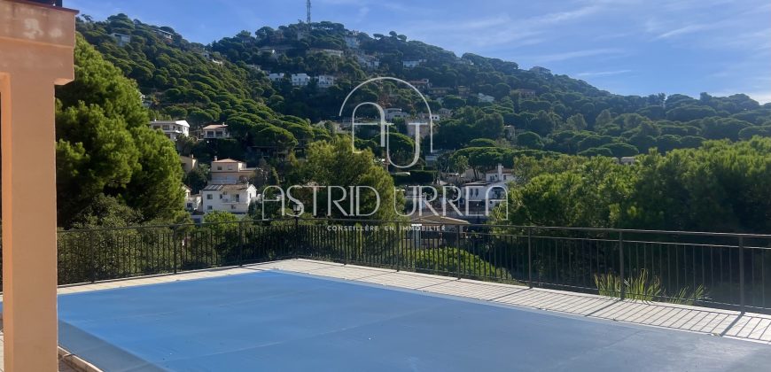 Grande maison avec piscine, vue sur la mer et plus de 2.200 m2 de terrain