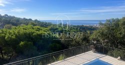 Grande maison avec piscine, vue sur la mer et plus de 2.200 m2 de terrain