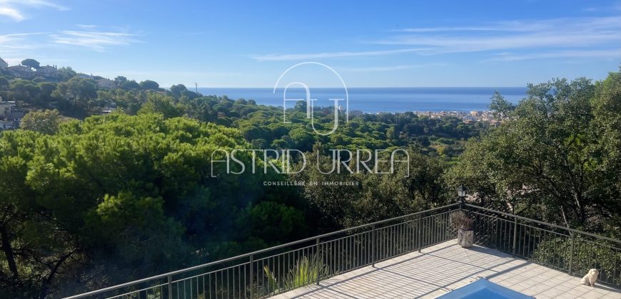 Grande maison avec piscine, vue sur la mer et plus de 2.200 m2 de terrain