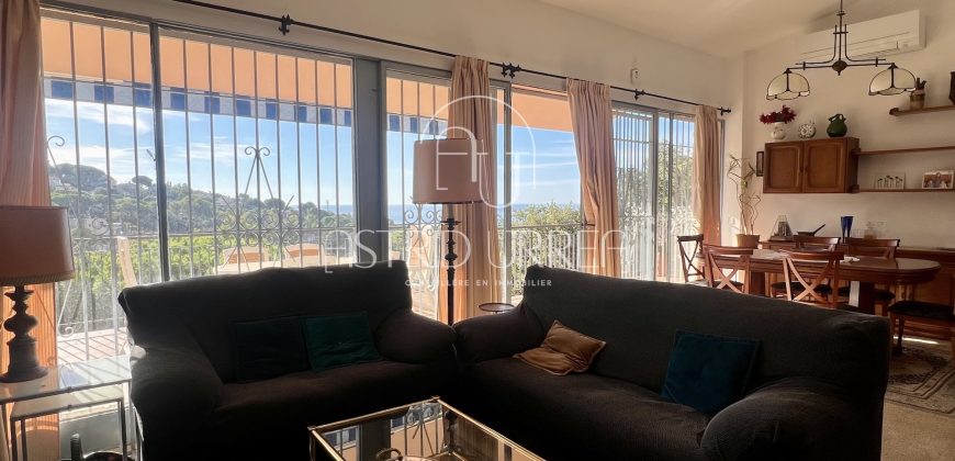 Grande maison avec piscine, vue sur la mer et plus de 2.200 m2 de terrain