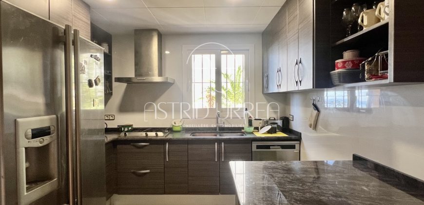 Grande maison avec piscine, vue sur la mer et plus de 2.200 m2 de terrain