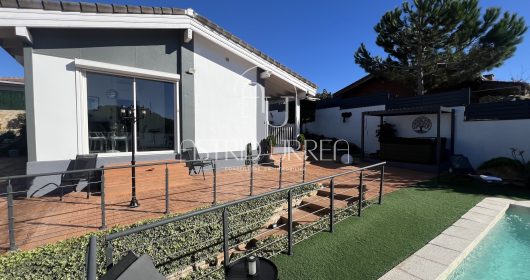 Villa rénovée en 2026 dans un design élégant avec piscine, vue dégagée et licence touristique